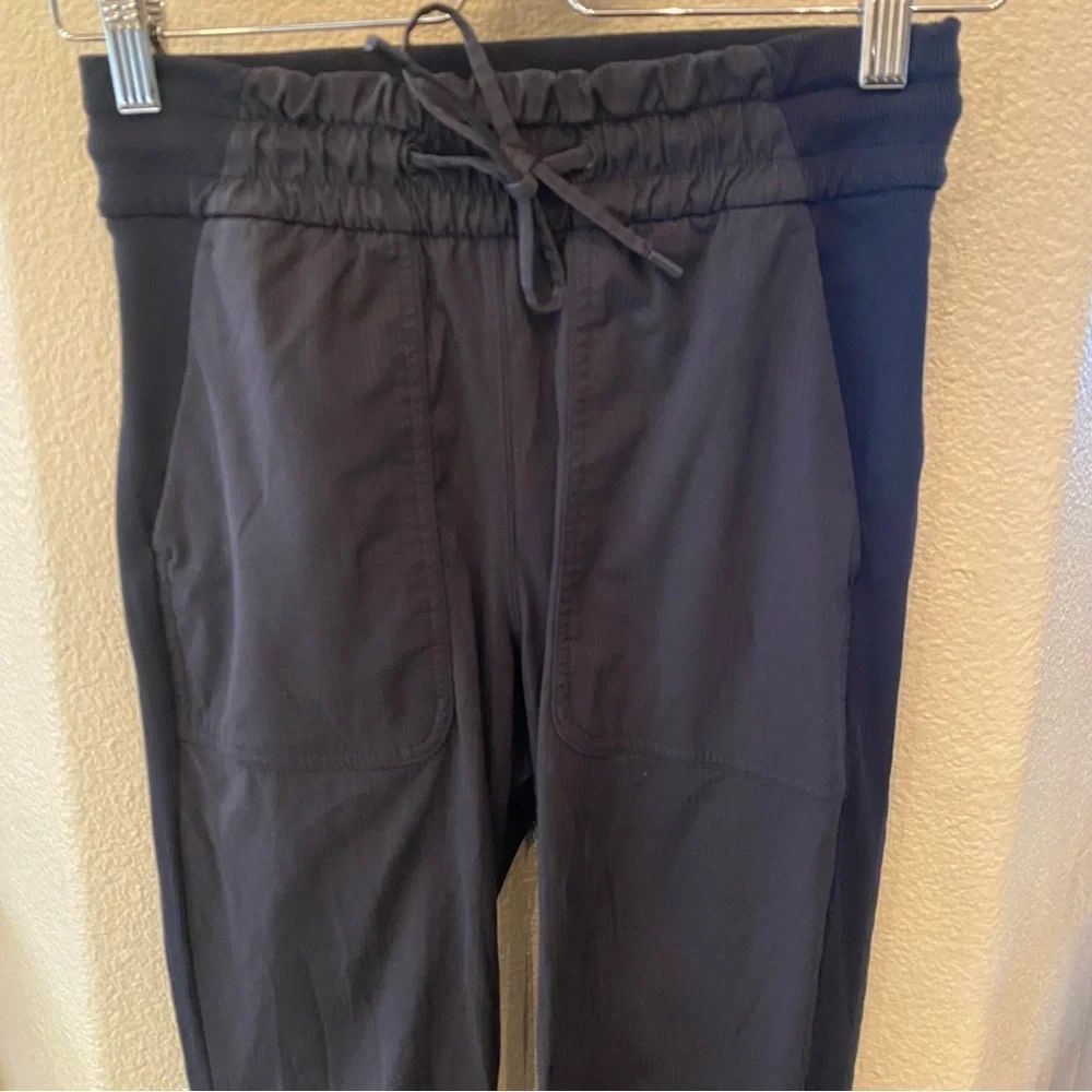 LULULEMON Women Black Athletic Pants Size 4